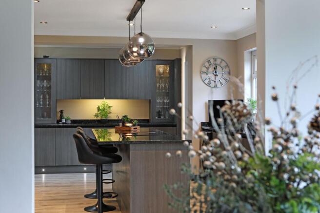 5 bed Detached for sale Image 5