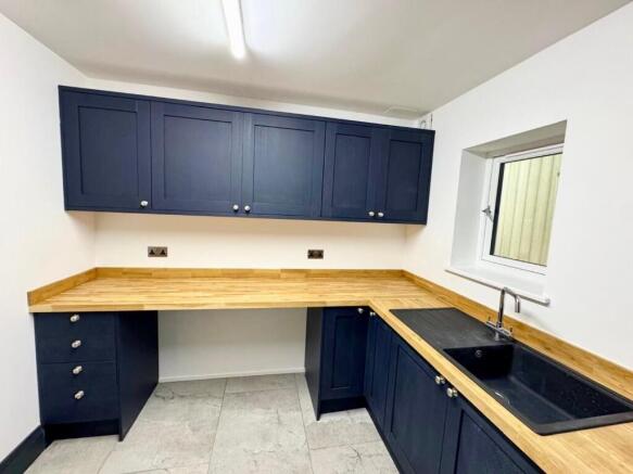 5 bed Semi-Detached to rent Image 5