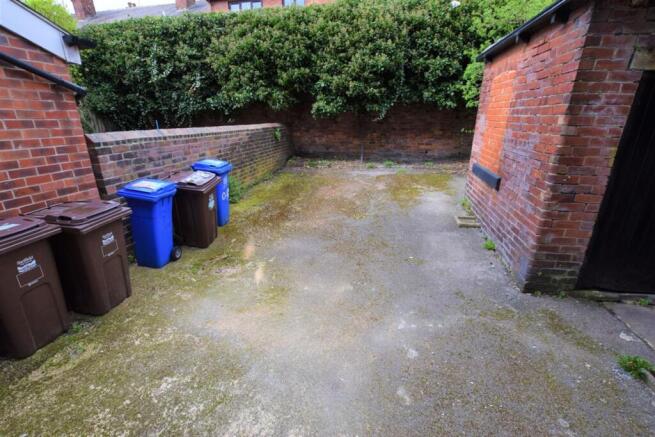 5 bed Semi-Detached to rent Image 10