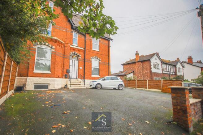 1-bed flat on Swann Lane, Cheadle Hulme, SK8, £200,000