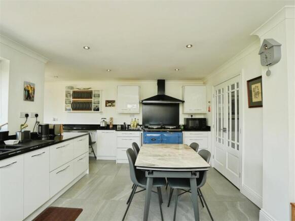 5 bed Detached for sale Image 9