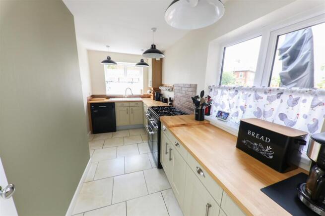 4 bed Semi-Detached for sale Image 8