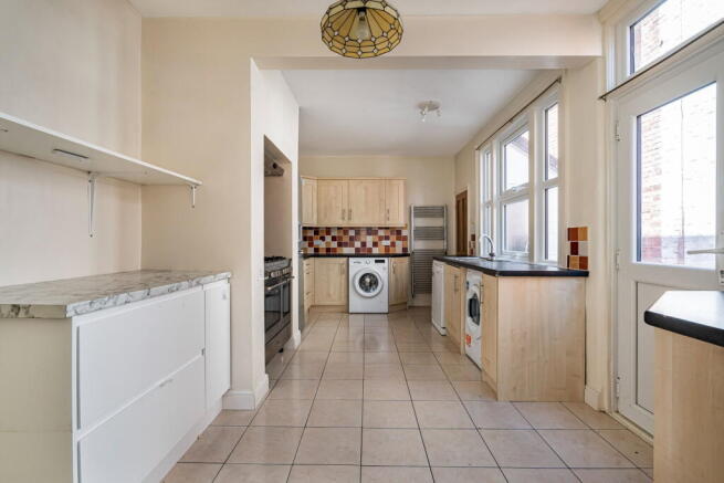 Wodeland Avenue, Guildford, GU2 photo 5