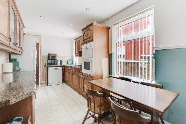 7 Roundhill Road, Kettering-9.jpg