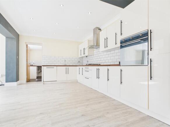 4 bed Detached to rent Image 8