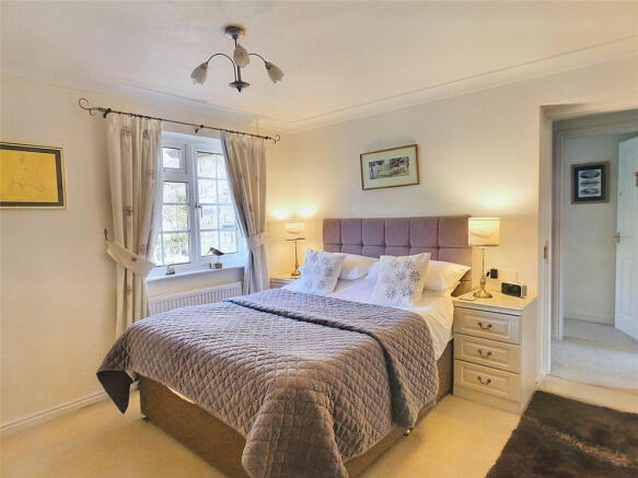 4 bed Detached for sale Image 8