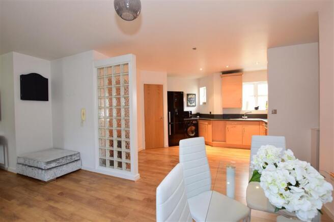 Lounge/Dining Area