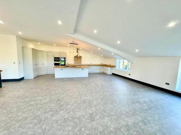 5 bed Semi-Detached to rent Image 4