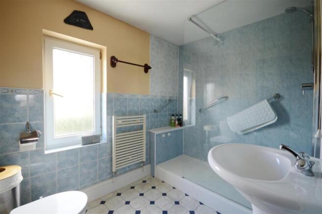 Bathroom Bagallay.JPG