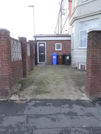 2 bed Flat to rent Image 11