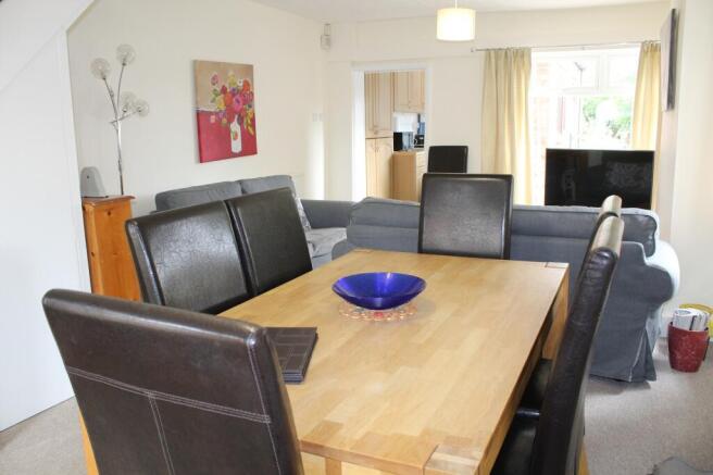 Lounge / Dining Room Picture 2