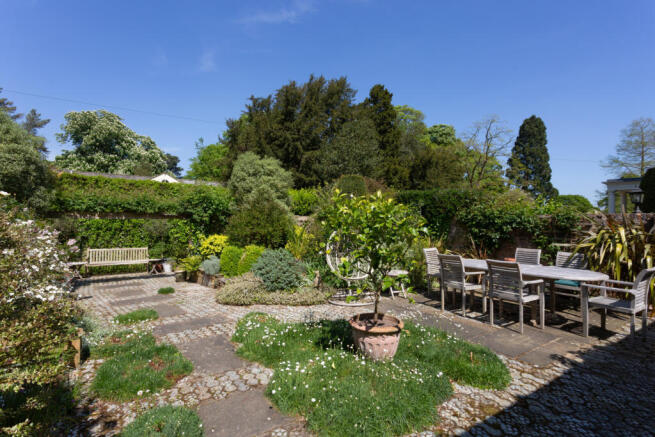 5 bed Detached for sale Image 10
