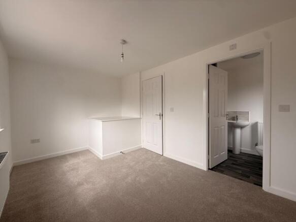 4 bed House to rent Image 8