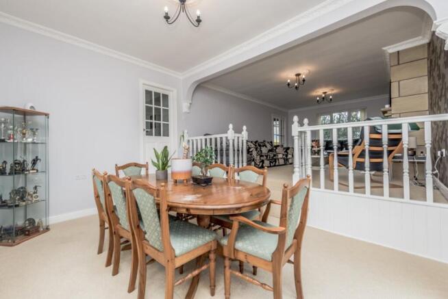 5 bed Detached for sale Image 4