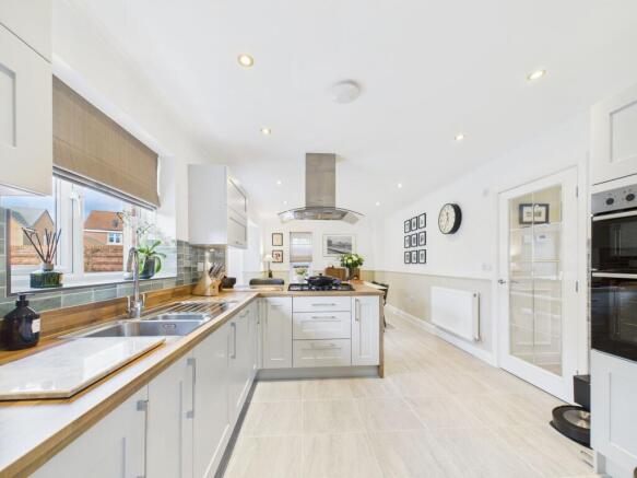 4 bed Detached for sale Image 11