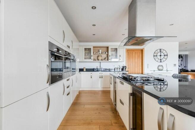 6 bed Detached to rent Image 8