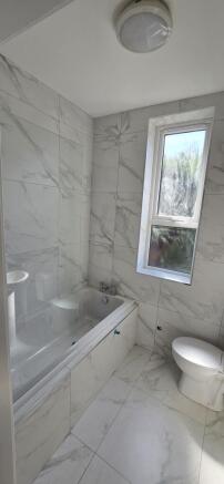3 bed Terraced to rent Image 4