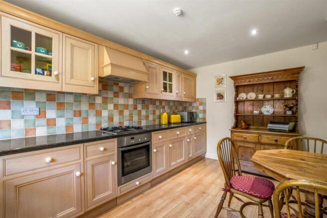 5 bed Detached for sale Image 8