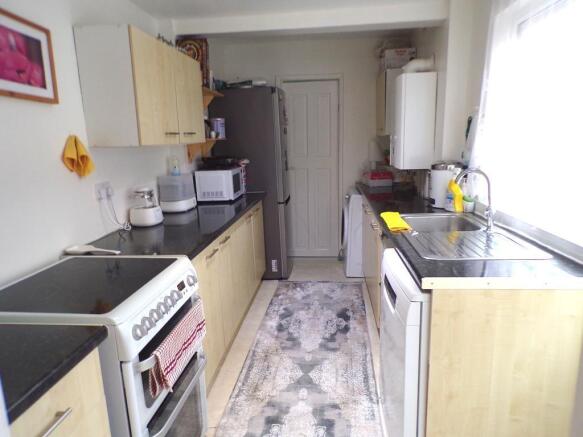 2 bed Terraced to rent Image 5