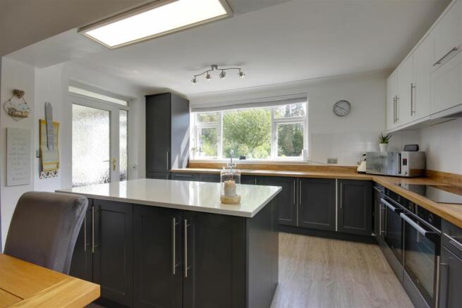 4 bed Semi-Detached for sale Image 7