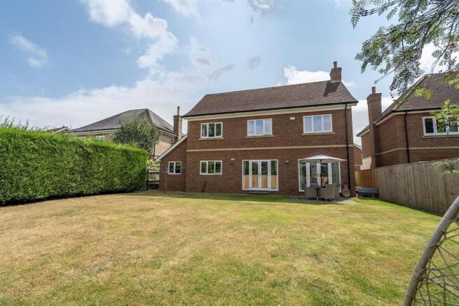 5 bed Detached for sale Image 4