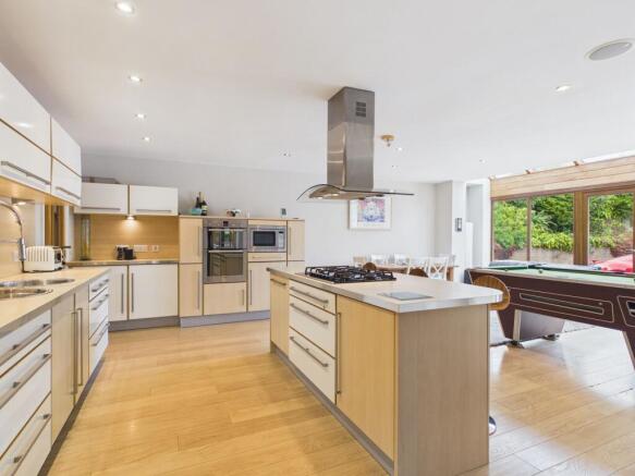 4 bed Detached for sale Image 8