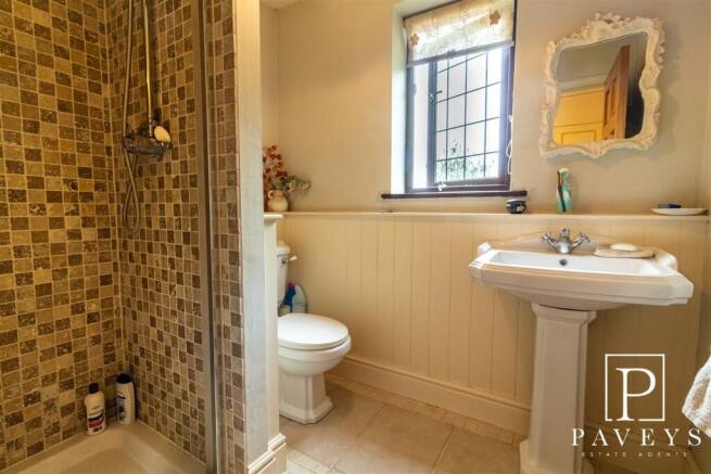 EN-SUITE SHOWER ROOM