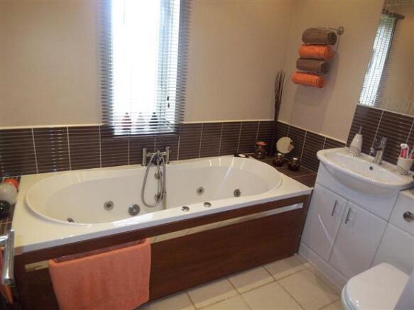 FAMILY BATHROOM