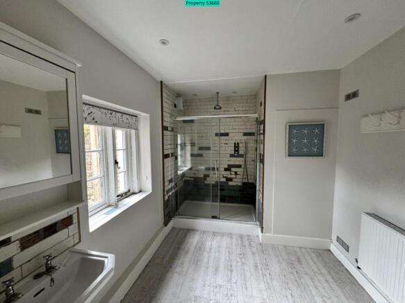 4 bed Semi-Detached to rent Image 6
