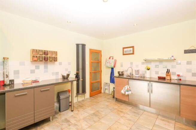 4 bed Detached for sale Image 11