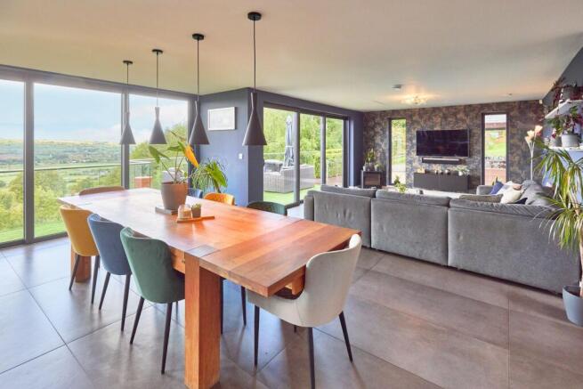 6 bed Detached for sale Image 11