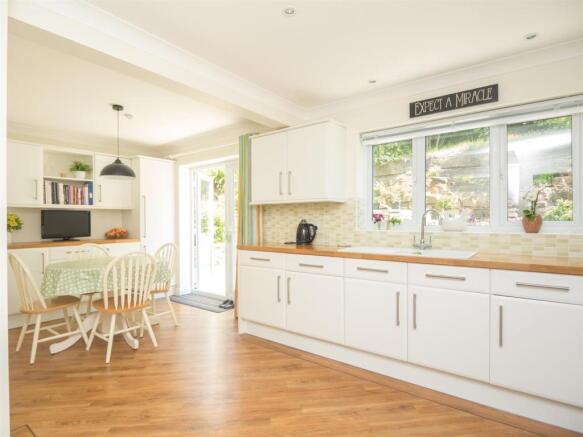 DINING / KITCHEN