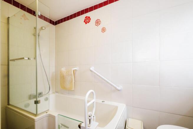 Ground Floor Annexe Bathroom