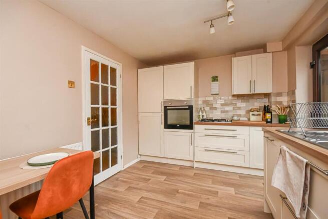 49 Leybourne Crescent, Pendeford, Wolverhampton, WV9 5QG photo 4