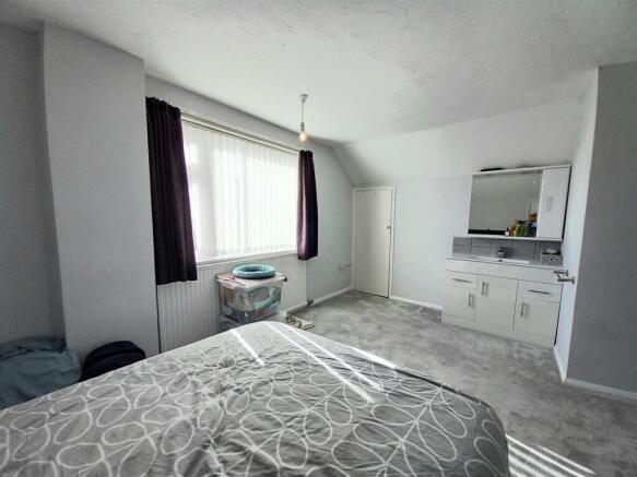2 Moreton Park Bedroom 1.jpg