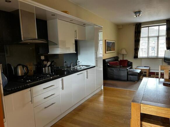 2 bed Apartment to rent Image 4