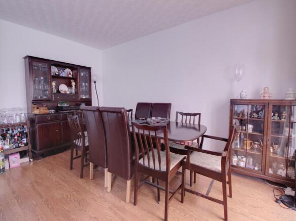 LIVING/DINING ROOM:
