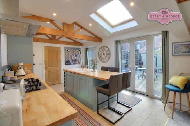 KITCHEN / BREAKFAST