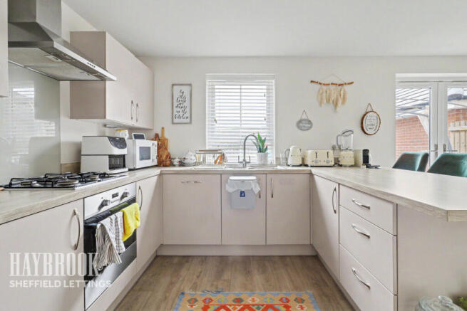 4 bed Detached to rent Image 9