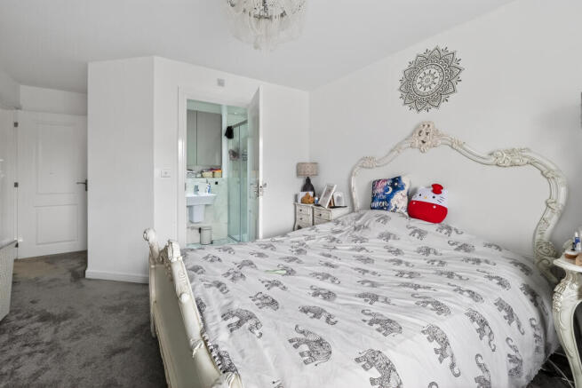 4 bed Detached for sale Image 9