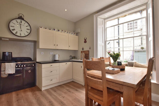 4 bed Semi-Detached for sale Image 10