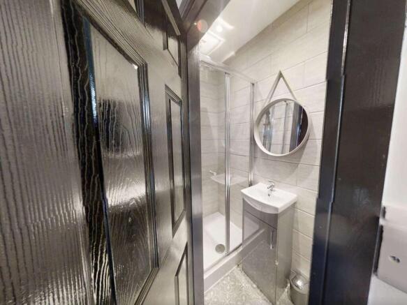 126R2bathroom.jpg