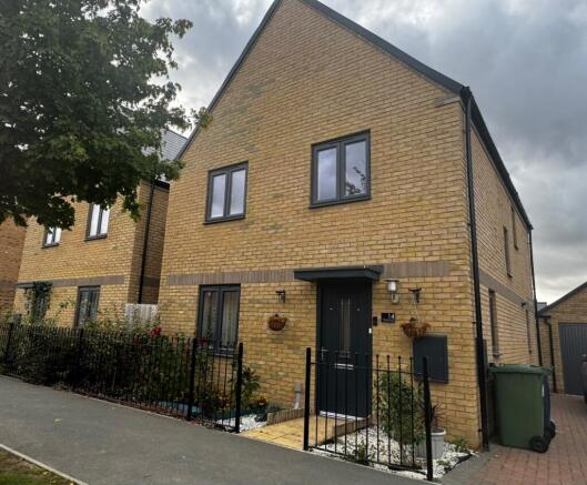 4-bed detached on Firethorn Road, St. Neots, £400,000
