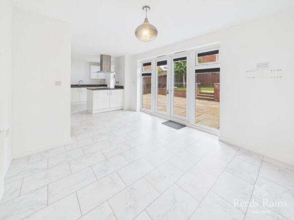 5 bed Detached for sale Image 8
