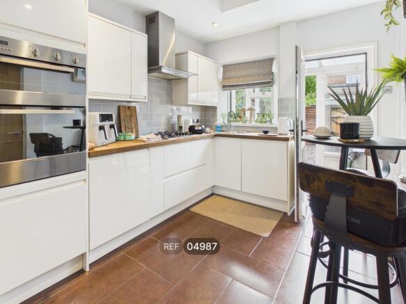 2 bed Terraced to rent Image 6