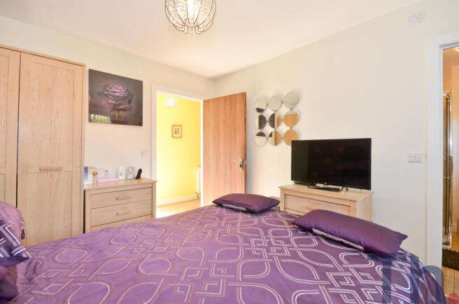 Bedroom 1 (2).JPG