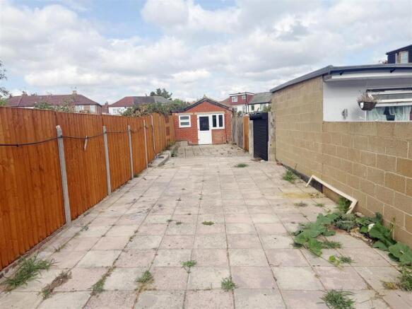 Lansbury Drive, Hayes photo 4