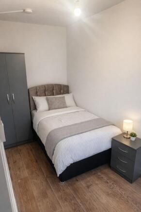 Well-presented single bedroom with a comfortabl...