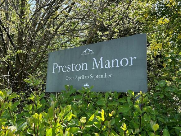 Middle Road 14 Preston Manor.jpg
