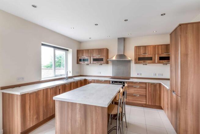 4 bed Detached for sale Image 7